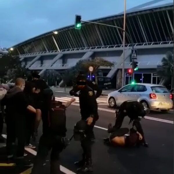 La policía reprime una manifestación antifascista en Santa Cruz de Tenerife. Heridxs y un detenido