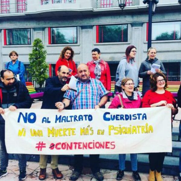 Colectivos de salud mental piden justicia para la joven que murió atada en un hospital de Asturias