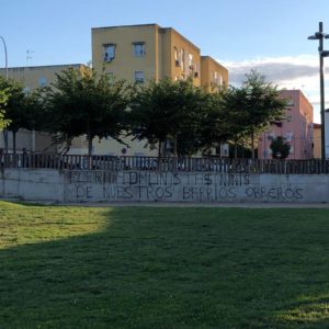 Pintadas anticomunistas en el lugar convocado para la asamblea antifascista