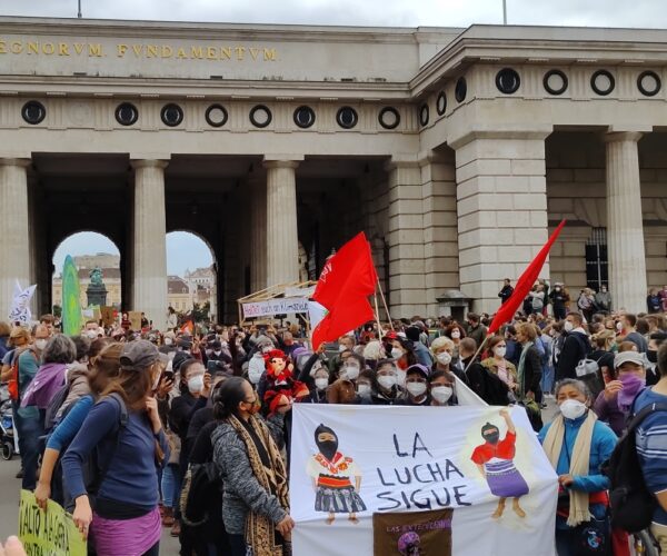 EZLN, CNI y FPDTA se unen a la protesta de la huelga climática en Viena, Austria